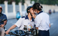 Nụ hôn trước cổng trường thi tốt nghiệp THPT!