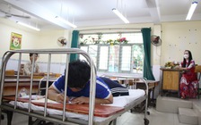 Thi tốt nghiệp THPT 2023: Có thí sinh phải nằm để làm bài