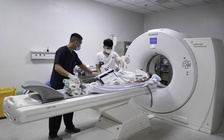 Đưa ngư dân bị đột quỵ từ Trường Sa về đất liền điều trị