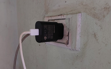 Vừa dùng điện thoại vừa sạc pin, bé trai 7 tuổi bị điện giật tử vong