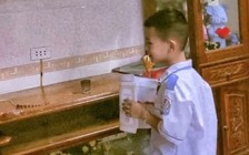 Xúc động cậu bé lớp 1 khoe giấy khen trước di ảnh bố