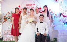 Chú rể ngồi xe lăn bật khóc trong ngày cưới