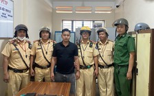 Chặn ô tô hết hạn đăng kiểm, CSGT bắt nghi phạm lừa đảo chiếm đoạt tài sản