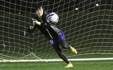 Đội tuyển nữ Việt Nam tiếp tục tập luyện dưới trời mưa rét ở Auckland