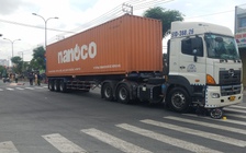 Xe container cuốn xe đạp điện vào gầm làm một phụ nữ tử vong