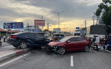 Tiền Giang: Tai nạn liên hoàn, 3 xe ô tô hư hỏng nặng