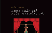 Những khán giả ngồi trong bóng tối