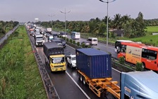 Kẹt xe hơn 5 km trên cao tốc TP.HCM - Trung Lương sau tai nạn liên hoàn