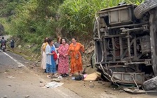 Xe khách lật trên đèo Khánh Lê, 4 du khách Trung Quốc tử vong