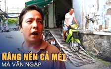 Khổ sở ở rốn ngập Thủ Đức: "Đi vô đây cái là chết máy, xe hư"