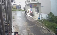 Kẻ gian dàn cảnh trộm xe máy trong mưa ở TP.HCM