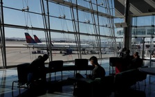 Hành khách bị bỏ mặc trên máy bay nhiều giờ giữa nóng cực độ ở Mỹ