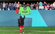 Xúc động cảnh Huỳnh Như tìm cha mẹ sau trận đấu đáng khen trước đội Mỹ