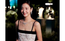 Jennie vắng mặt, Kim Go Eun được dịp chiếm spotlight với váy ren