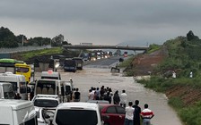 Vì sao cao tốc Phan Thiết - Dầu Giây ngập sâu cả mét sau mưa?
