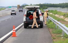 CSGT túc trực tại điểm ngập trên cao tốc Phan Thiết -Dầu Giây