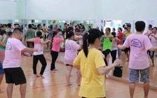 Lớp học aerobic trả phí bằng… nụ cười