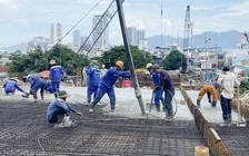 Nha Trang: Cầu Xóm Bóng thi công, người dân chen chúc qua cầu độc đạo