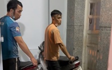 TP.HCM: Kẻ trộm manh động, phá dỡ cổng nhà lấy xe máy