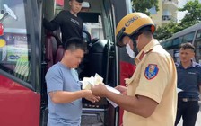 Tài xế 'hết hồn' vì bị kiểm tra nồng độ cồn trước khi xuất  bến