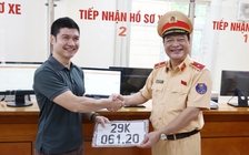 Hình ảnh người dân đăng ký biển số định danh trong ngày đầu triển khai Thông tư 24