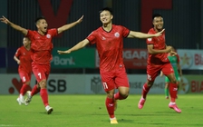 Trò cưng ông Troussier không ngừng ghi bàn, cuộc đua lên V-League vẫn 'nóng'