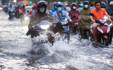 Sau mưa to đường TP.HCM ngập lênh láng, người dân vất vả lội nước về nhà