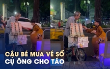 Khoảnh khắc ấm lòng của cụ ông câm điếc bán vé số và cậu bé bán kẹo