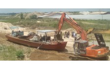'Xẻ thịt' tàu hút cát trong hồ Biển Lạc bán phế liệu