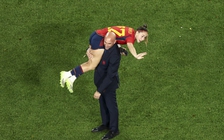 FIFA xem xét kỷ luật Chủ tịch LĐBĐ Tây Ban Nha vì hôn môi nữ cầu thủ