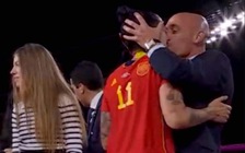 Nụ hôn làm khủng hoảng nghiêm trọng bóng đá Tây Ban Nha