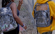 Nổ súng trong trường học tăng, học sinh Mỹ được yêu cầu mang ba lô trong suốt