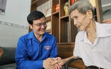 Anh Bùi Quang Huy thăm, tặng quà cựu tù chính trị Côn Đảo