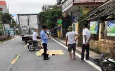 Xe máy vướng vào tấm bạt, va chạm với xe tải khiến 1 người tử vong