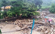 12 người chết, 2 người mất tích do mưa lũ, sạt lở đất