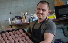 'Anh nuôi' Ukraine nấu ăn cho binh sĩ, vẫn mơ làm ở nhà hàng gắn sao Michelin