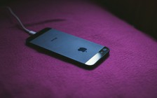Apple cảnh báo không nên sạc iPhone trên giường ngủ