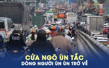 Dòng người ùn ùn trở về TP.HCM sau lễ, nhiều cửa ngõ ùn tắc