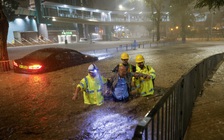 Đường thành sông, xe sụp hố ở Hồng Kông sau trận mưa lớn nhất 140 năm