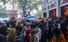 'Biển người' đến phủ Tây Hồ lễ bái ngày mùng 1 âm lịch cuối cùng của năm