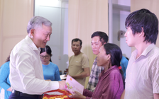 Chánh án TAND tối cao Nguyễn Hòa Bình tặng quà tết tại Phú Yên
