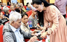 Bà Lê Hồng Thủy Tiên trao tặng 3 tỉ đồng giúp người khó khăn ở Khánh Hòa
