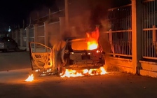 Bình Phước: Cháy xe ô tô 7 chỗ đang đậu gần trung tâm đăng kiểm