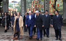 Tổng thống Đức tham quan Văn Miếu, dạo phố và thưởng thức cà phê Việt Nam