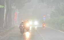 Hà Nội 'chìm' trong sương mù lúc sáng sớm, nhiều phương tiện bật đèn pha đi đường