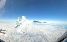 Xem tiêm kích Su-35 Nga 'cắt mũi' F-16 Mỹ khi hộ tống oanh tạc cơ gần Alaska