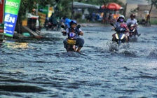 3 ngày liền cứ mưa ở TP.HCM là đường lại ngập trong 'biển nước'