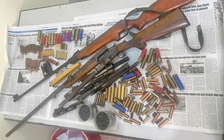 Dọn nhà phát hiện nhiều súng đạn, bà lão mang nộp cho công an