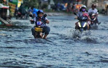 Nhiều tuyến đường ở TP.HCM ngập do... cống nhỏ