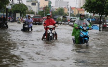 Triều cường dâng cao giờ tan tầm, nhiều tuyến đường ở TP.HCM 'biến thành sông'